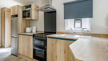 Réfrigérateur, four, plaque de cuisson, grille-pain