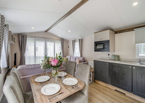 2 Bedroom platinum unit with decking.