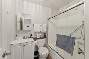 Dusche, Haartrockner, Handtücher