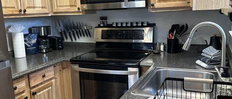 Frigorífic, microones, forn i placa de cuina