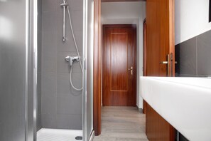 Douche, serviettes fournies