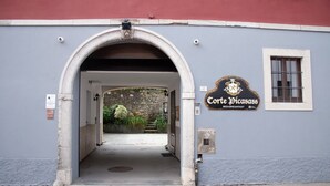 An entrance to a building with a sign reading 'Corte Vicasass' and a small window on the right. - Room 'Stanza 2' with Shared Garden, Wi-Fi and Air Conditioning (Viggiù)