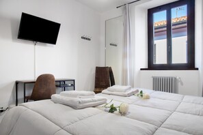 1 bedroom, free WiFi, bed sheets - Room 'Stanza 3' with Shared Garden, Wi-Fi and Air Conditioning (Viggiù)