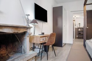 Interior - Room 'Stanza 5' with Shared Garden, Wi-Fi and Air Conditioning (Viggiù)