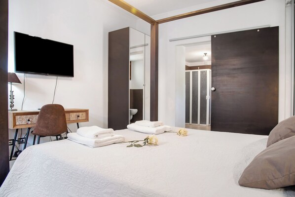 1 bedroom, free WiFi, bed sheets - Room 'Stanza 5' with Shared Garden, Wi-Fi and Air Conditioning (Viggiù)