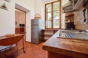 Frigorifero, microonde, piano cottura, pentole/stoviglie/utensili