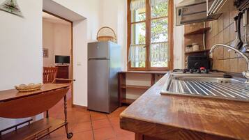 Kühlschrank, Mikrowelle, Herdplatte, Kochgeschirr/Geschirr/Besteck