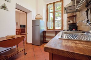 Kjøleskap, mikrobølgeovn, kokeplater og kjøkkenutstyr