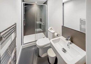 Bathroom - Contemporary Lakeview Lodge 6 (Ancaster)