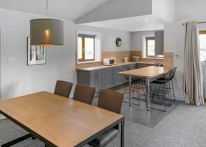 Dining - Contemporary Lakeview Lodge 6 (Ancaster)