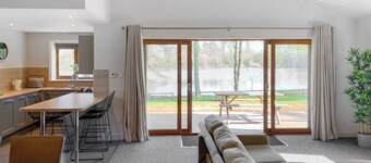 Contemporary Lakeview Lodge 6