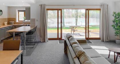 Contemporary Lakeview Lodge 6