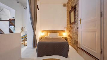 1 habitación, tabla de planchar con plancha y ropa de cama