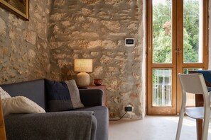 TV - Apartment 'Limone Loft' with Private Terrace and Air Conditioning (Gavorrano)