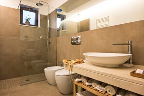 Dusj, hårføner og håndklær