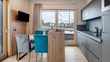 Réfrigérateur, micro-ondes, plaque de cuisson, lave-vaisselle