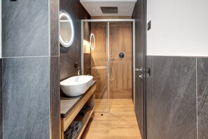 Dusche, Haartrockner, Handtücher