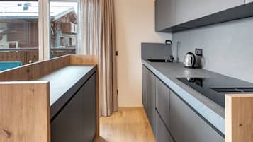 Kühlschrank, Mikrowelle, Herdplatte, Geschirrspüler