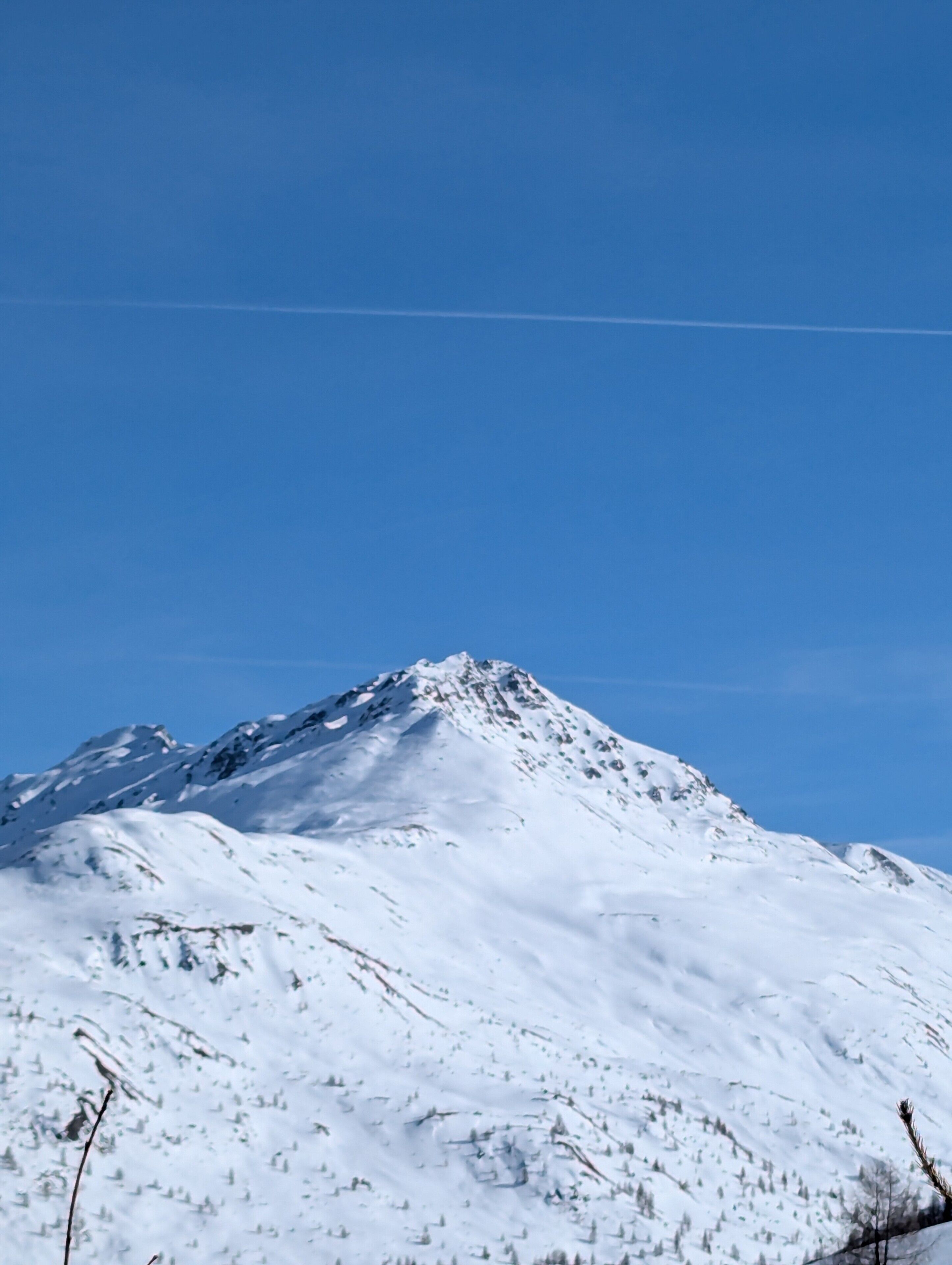 Une montagne enneigée sous un ciel dégagé.