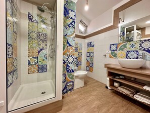 Suihku, hiustenkuivaaja, pyyhkeet