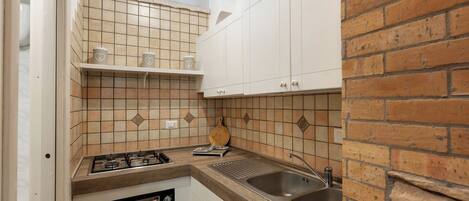 ثلاجة، ميكروويف، فرن، موقد طهي مسطح