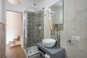 Shower, hair dryer, towels - Apartment 'Tramonto' with Mountain View, Wi-Fi and Air Conditioning (Pimonte)