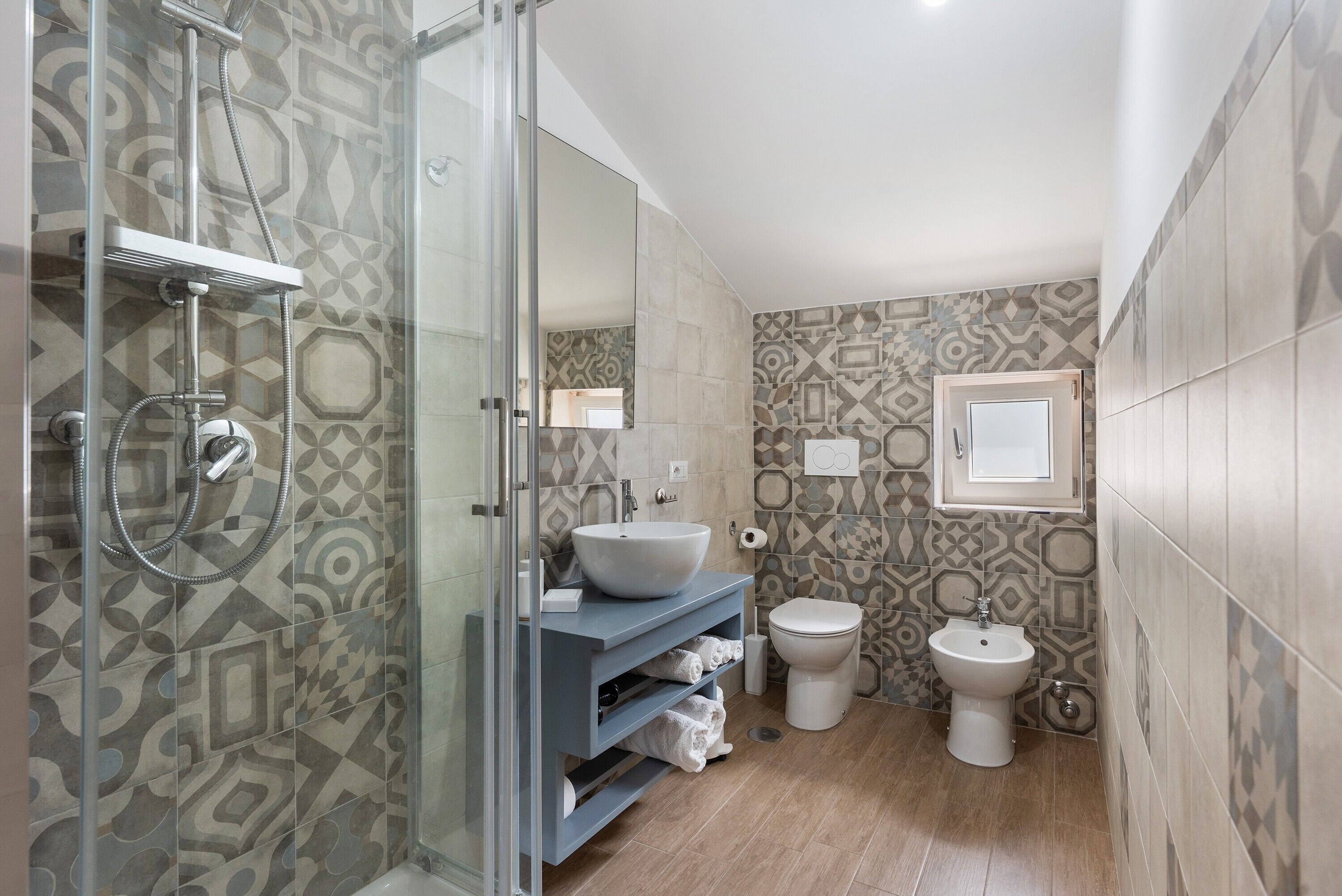 Shower, hair dryer, towels