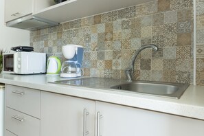 Fridge, stovetop, coffee/tea maker, electric kettle