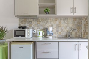 Kühlschrank, Herdplatte, Wasserkocher mit Kaffee-/Teezubehör