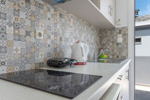 Fridge, stovetop, coffee/tea maker, electric kettle