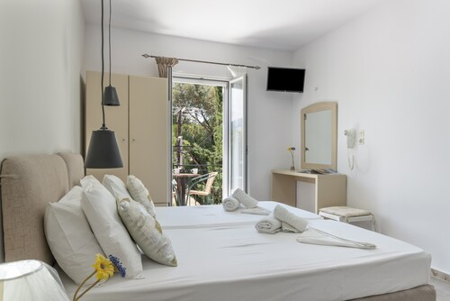Apartment 'No 13' with Shared Pool, Wi-Fi and Air Conditioning