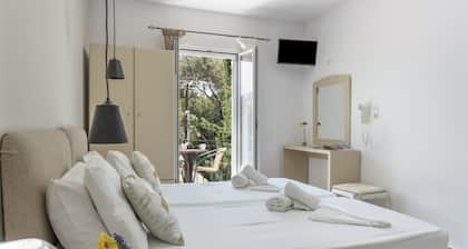 Apartment 'No 13' with Shared Pool, Wi-Fi and Air Conditioning