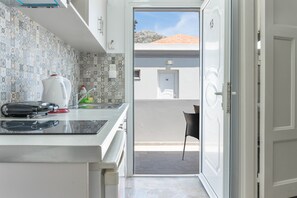 Fridge, oven, stovetop, coffee/tea maker