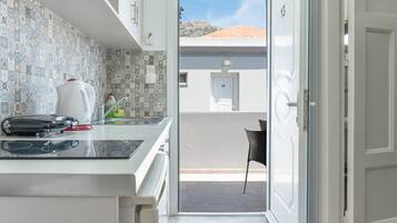 Fridge, oven, stovetop, coffee/tea maker