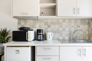 Fridge, oven, stovetop, coffee/tea maker