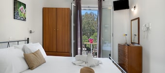Apartment 'Studio No 15' with Shared Pool, Wi-Fi and Air Conditioning
