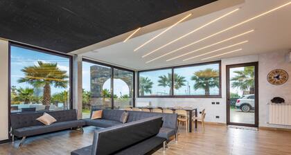 Villa 'Clelia - Jacuzzi Garden' with Sea View, Whirlpool and Air Conditioning