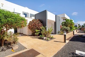 Exterior - Infinity Casilla Holiday Apartment with Mountain View, Pool, and Wi-Fi (La Oliva)