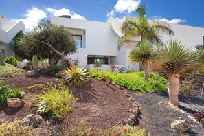 Property grounds - Holidays 'vv Casilla' with Mountain Views, Shared Pool and Wi-Fi (La Oliva)