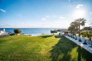 Property grounds - Country House 'Navarino Baths' with Sea View, Wi-Fi and Air Conditioning (Vromonérion)