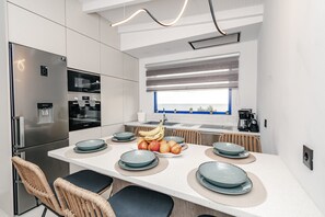 Fridge, microwave, oven, stovetop - Country House 'Navarino Baths' with Sea View, Wi-Fi and Air Conditioning (Vromonérion)