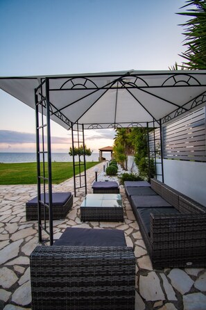 Terrace/patio - Country House 'Navarino Baths' with Sea View, Wi-Fi and Air Conditioning (Vromonérion)