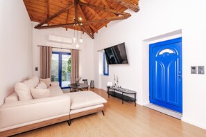 TV, fireplace, table tennis - Country House 'Navarino Baths' with Sea View, Wi-Fi and Air Conditioning (Vromonérion)