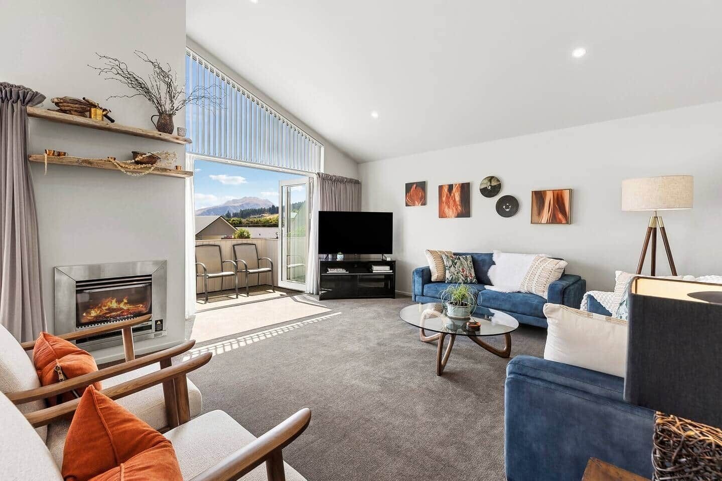 Smart-tv, eldstad och ett bordtennisbord