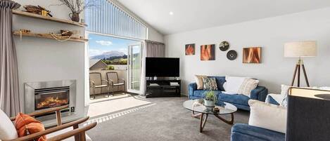 Smart TV, fireplace, ping pong