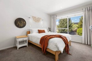 3 bedrooms, iron/ironing board, WiFi, bed sheets - Mountain View Townhouse for Six (Wanaka)