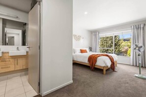 3 chambres, fer et planche à repasser, Wi-Fi, draps fournis