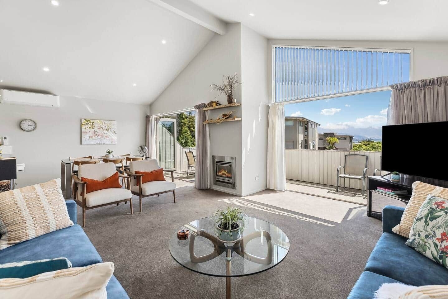 Smart-tv, pejs, bordtennisbord