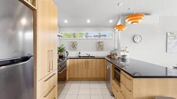 Køleskab, mikrobølgeovn, ovn, kogeplade