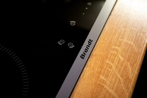 Primer plano de un electrodoméstico Brandt con un panel de madera.